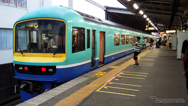 西船橋駅に停車する485系「ニューなのはな」。快速「ブルーオーシャン外房」（9224M）