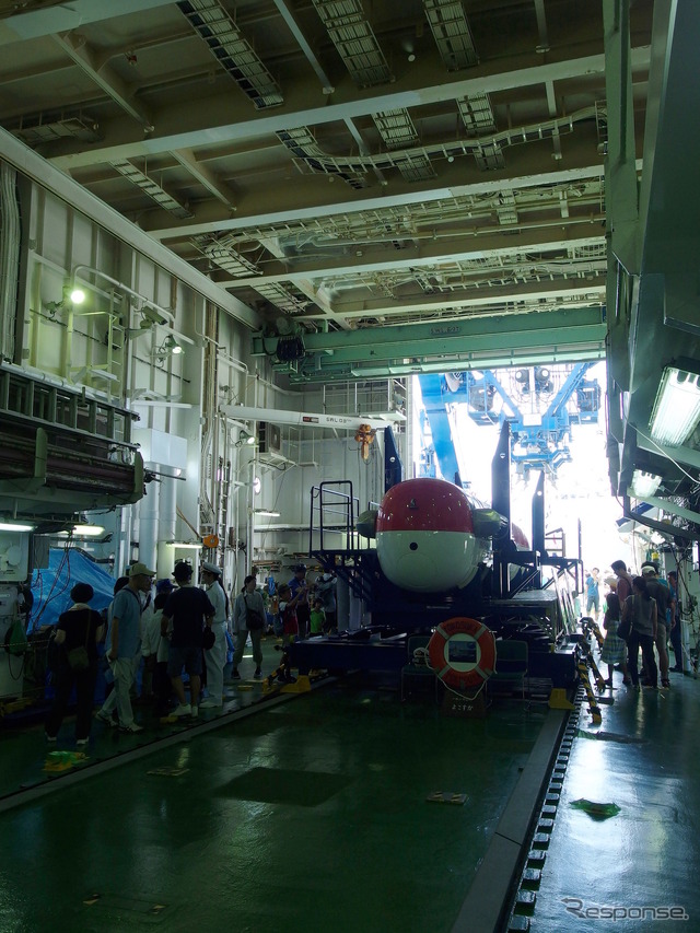 深海潜水調査船支援母船「よこすか」搭載の深海巡航探査機「うらしま」