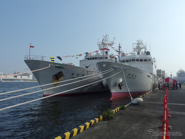 漁業取締船「白竜丸」（向かって右）漁業取締船「東光丸」