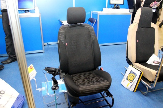 背もたれに脈動センサーを内蔵したシートを取り付ける