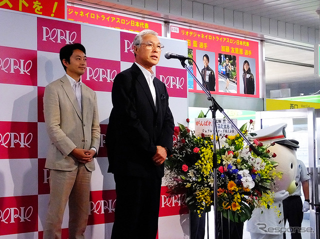 千葉ステーションビル 椿浩社長。「稲毛の街からメダリストを!」女子トライアスロン、上田藍選手、加藤友里恵選手、壮行会(JR総武線 稲毛駅、6月18日)