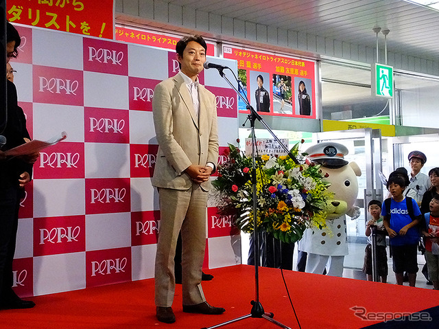 千葉市 熊谷俊人市長。「稲毛の街からメダリストを!」女子トライアスロン、上田藍選手、加藤友里恵選手、壮行会(JR総武線 稲毛駅、6月18日)