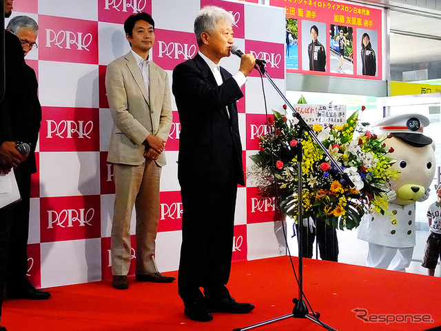 JR東日本千葉支社 藤森伸一支社長。「稲毛の街からメダリストを!」女子トライアスロン、上田藍選手、加藤友里恵選手、壮行会(JR総武線 稲毛駅、6月18日)