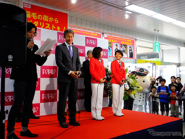 「稲毛の街からメダリストを!」 女子トライアスロン、上田藍選手、加藤友里恵選手、壮行会(JR総武線 稲毛駅、6月18日)