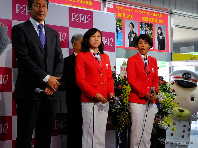 山根英紀ヘッドコーチ、加藤友里恵選手、上田藍選手。「稲毛の街からメダリストを!」女子トライアスロン、上田藍選手、加藤友里恵選手、壮行会(JR総武線 稲毛駅、6月18日)