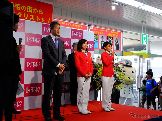 山根英紀ヘッドコーチ、加藤友里恵選手、上田藍選手。「稲毛の街からメダリストを!」女子トライアスロン、上田藍選手、加藤友里恵選手、壮行会(JR総武線 稲毛駅、6月18日)
