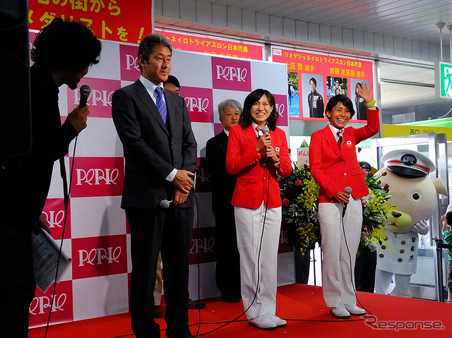 山根英紀ヘッドコーチ、加藤友里恵選手、上田藍選手。「稲毛の街からメダリストを!」女子トライアスロン、上田藍選手、加藤友里恵選手、壮行会(JR総武線 稲毛駅、6月18日)
