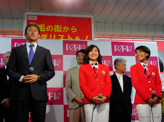 山根英紀ヘッドコーチ、加藤友里恵選手、上田藍選手。「稲毛の街からメダリストを!」女子トライアスロン、上田藍選手、加藤友里恵選手、壮行会(JR総武線 稲毛駅、6月18日)