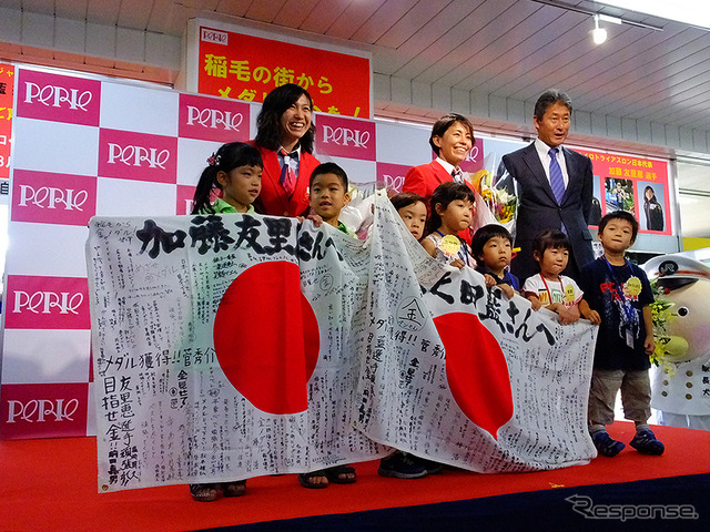 「稲毛の街からメダリストを!」 女子トライアスロン、上田藍選手、加藤友里恵選手、壮行会(JR総武線 稲毛駅、6月18日)