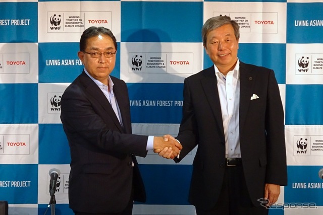 トヨタの根本環境部長（向かって左）とWWFジャパンの筒井隆司事務局長