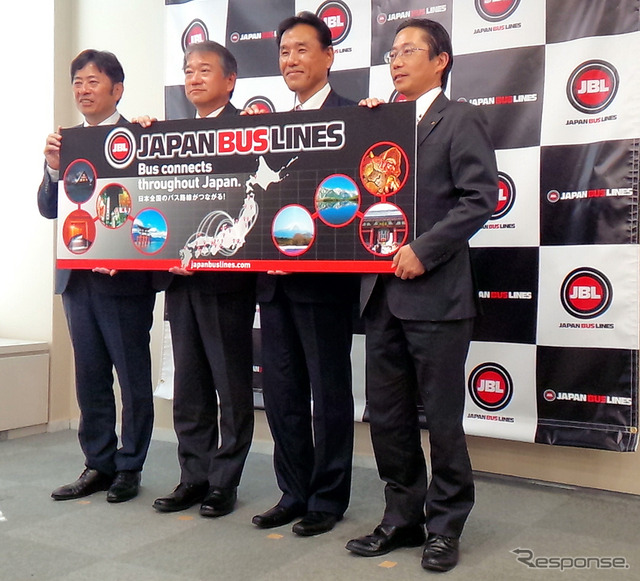 左からウィラートラベル村瀬茂高代表取締役、名鉄バス藤田信彰取締役、京王電鉄バス立石努常務取締役、南海バス大野秀雄常務取締役(JAPAN BUS LINES協議会設立発表会、東京・新宿、7月20日)