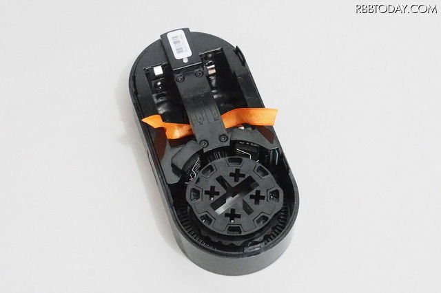 カバーを開けたところ。単三乾電池(別売)を取り付ける