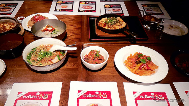「東京ウマ辛飯リレー」試食会のようす(東京駅、7月20日)