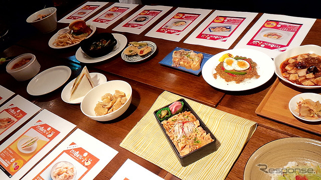 「東京ウマ辛飯リレー」試食会のようす(東京駅、7月20日)