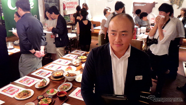 「東京ウマ辛飯リレー」試食会のようす(東京駅、7月20日)