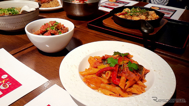 「東京ウマ辛飯リレー」試食会のようす(東京駅、7月20日)
