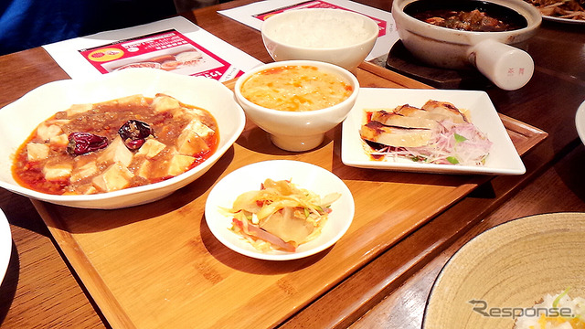 「東京ウマ辛飯リレー」試食会のようす(東京駅、7月20日)