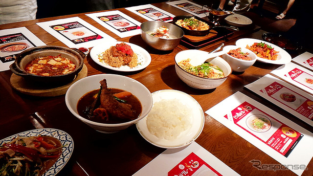 「東京ウマ辛飯リレー」試食会のようす(東京駅、7月20日)