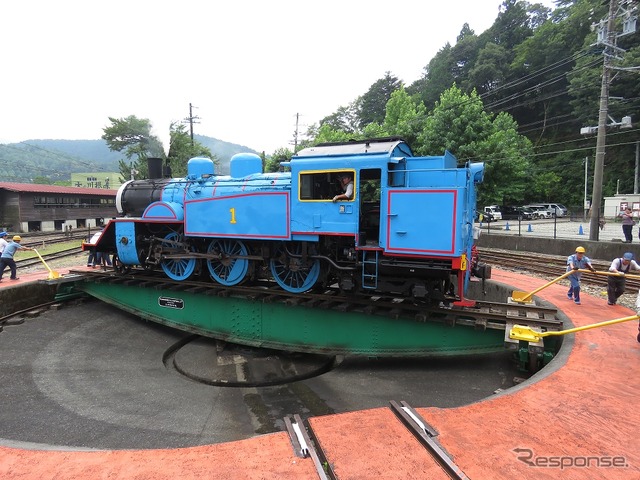 方向転換中の「トーマス」。