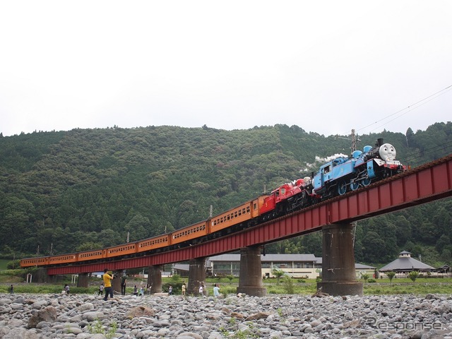 「トーマス」「ジェームス」重連の特別列車。大井川鐵道での「きかんしゃトーマス」運転イベントは今年で3年目を迎えた。