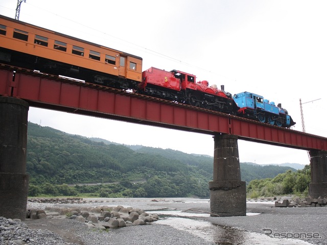 大井川を渡る「トーマス」「ジェームス」。