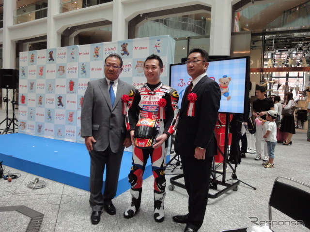 Honda熊本レーシング 手島雄介選手、津久井孝明総監督、日本郵便横山邦男社長らが登場した「ふみの日」イベント(東京・丸の内 KITTE、7月23日)
