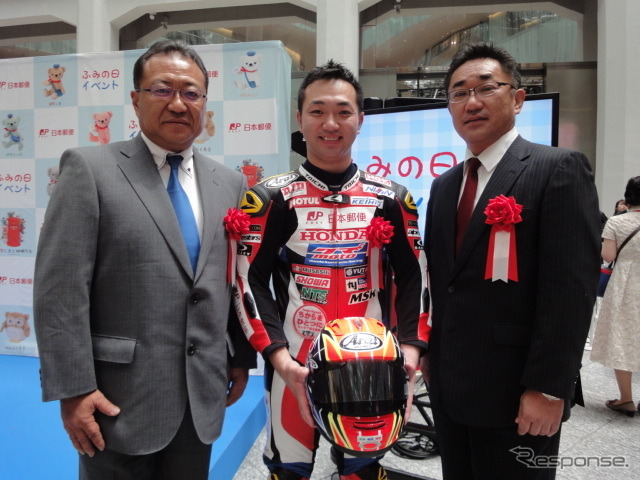 Honda熊本レーシング 手島雄介選手、津久井孝明総監督、日本郵便横山邦男社長らが登場した「ふみの日」イベント(東京・丸の内 KITTE、7月23日)