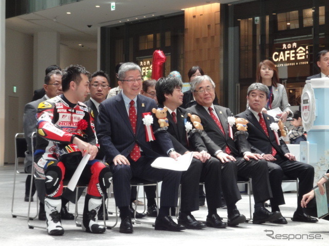 Honda熊本レーシング 手島雄介選手、津久井孝明総監督、日本郵便横山邦男社長らが登場した「ふみの日」イベント(東京・丸の内 KITTE、7月23日)