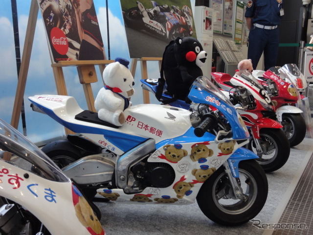 東京・丸の内のKITTEにズラリ並んだ熊本カラーのポケバイ(7月23・22日)