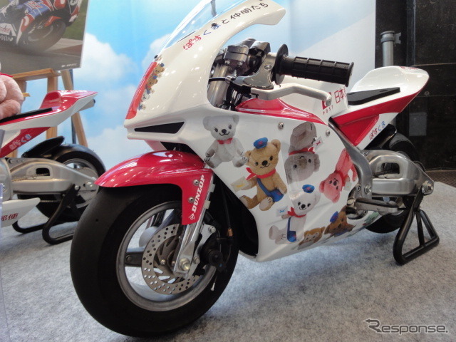 東京・丸の内のKITTEにズラリ並んだ熊本カラーのポケバイ(7月23・22日)
