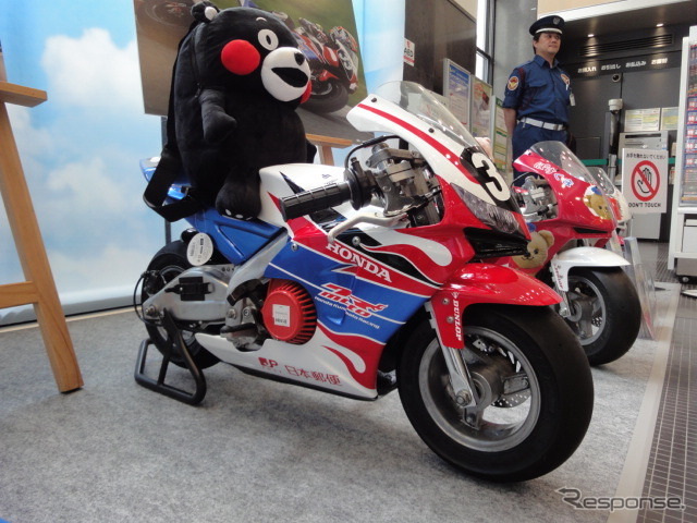 東京・丸の内のKITTEにズラリ並んだ熊本カラーのポケバイ(7月23・22日)
