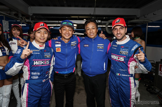 GT500クラスのポールを獲得した#6 RC Fの(左から)大嶋、脇阪監督、土沼広芳チーム代表、カルダレッリ。