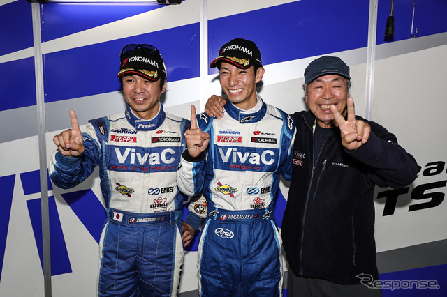 GT300クラスのポールを獲得した#25陣営、左から土屋武士、松井孝允、土屋春雄監督(武士の父)。