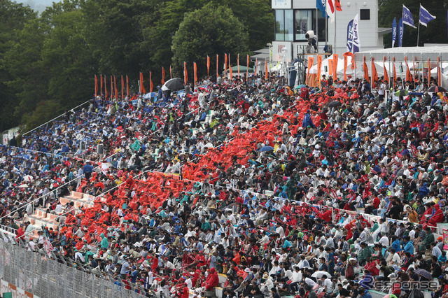 大観衆が熱戦を見つめた。