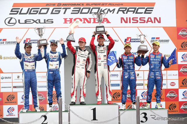 GT300クラスの表彰式(中央左が嵯峨、右が中山)。