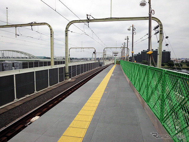 緩行線の線路を敷く準備がすすむ小田急 登戸駅1番ホーム