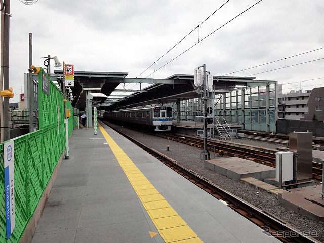 緩行線の線路を敷く準備がすすむ小田急 登戸駅1番ホーム