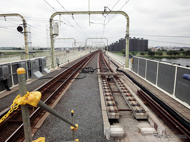 緩行線の線路を敷く準備がすすむ小田急 登戸駅1番ホーム