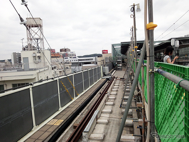 緩行線の線路を敷く準備がすすむ小田急 登戸駅1番ホーム