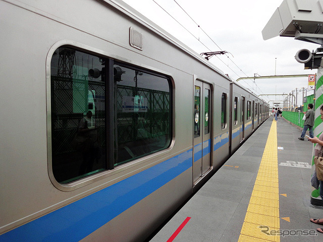 緩行線の線路を敷く準備がすすむ小田急 登戸駅1番ホーム