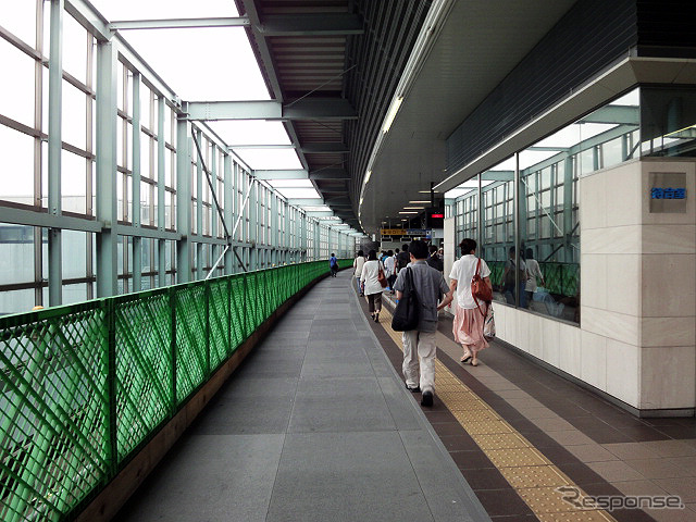 緩行線の線路を敷く準備がすすむ小田急 登戸駅1番ホーム