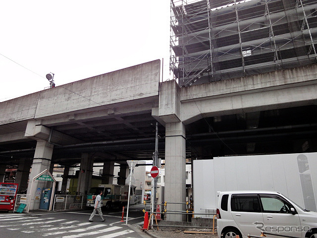 線路敷設スペースを設ける工事がすすむ登戸駅下り線小田原方