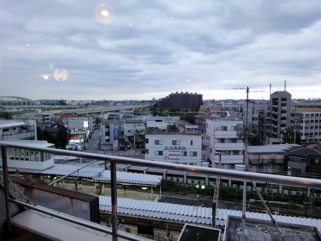 手前がJR南武線登戸駅、奥が小田急線