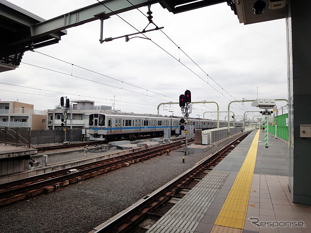 緩行線の線路を敷く準備がすすむ小田急 登戸駅1番ホーム