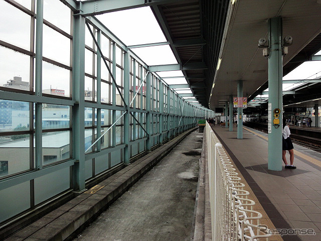 緩行線の線路を敷く準備がすすむ小田急 登戸駅1番ホーム