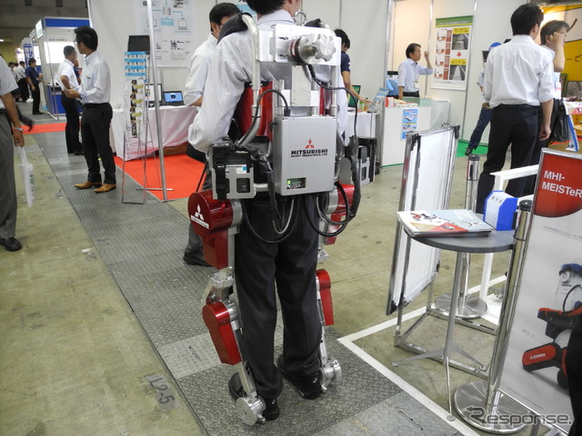 三菱重工業が披露したパワーアシストスーツ
