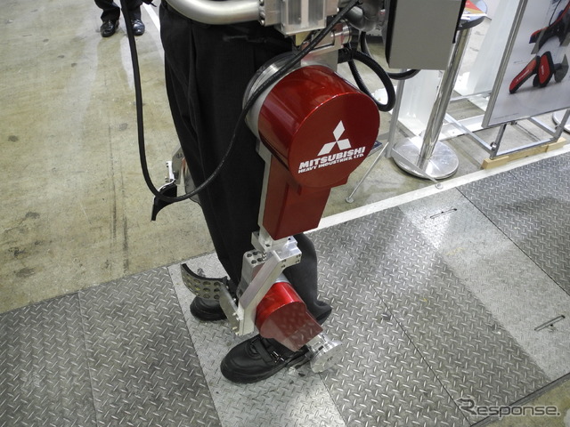 三菱重工業が披露したパワーアシストスーツ