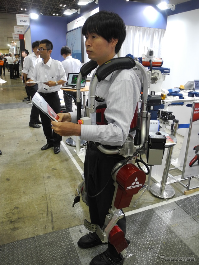 三菱重工業が披露したパワーアシストスーツ