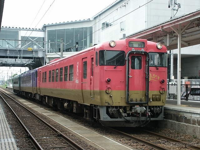 8月で引退するお座敷車両「ふるさと」。キハ40系気動車3両を改造した。