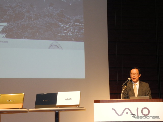 2016年度経営方針を発表するVAIOの大田義実社長